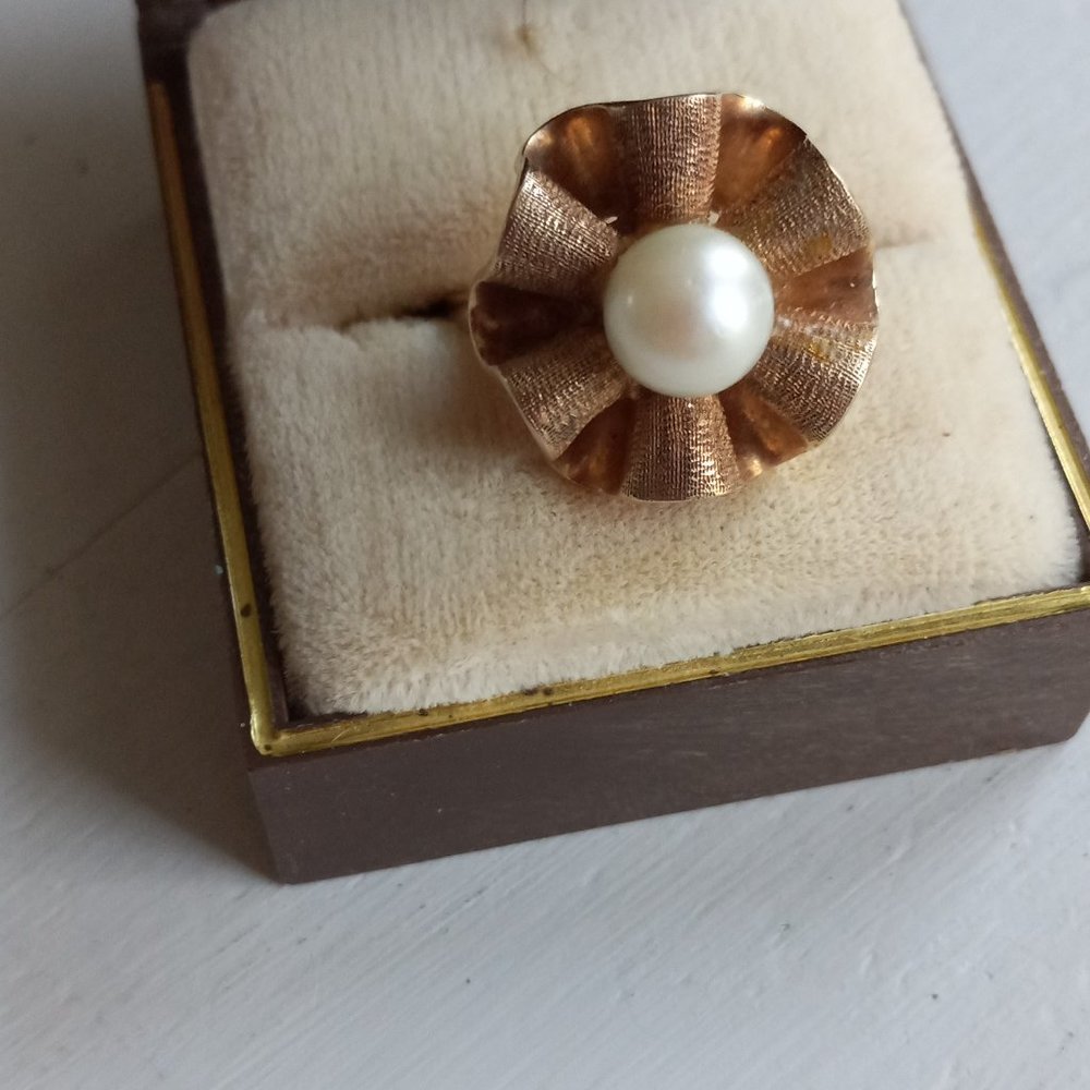 vintage  gold ring with cultured pearl
